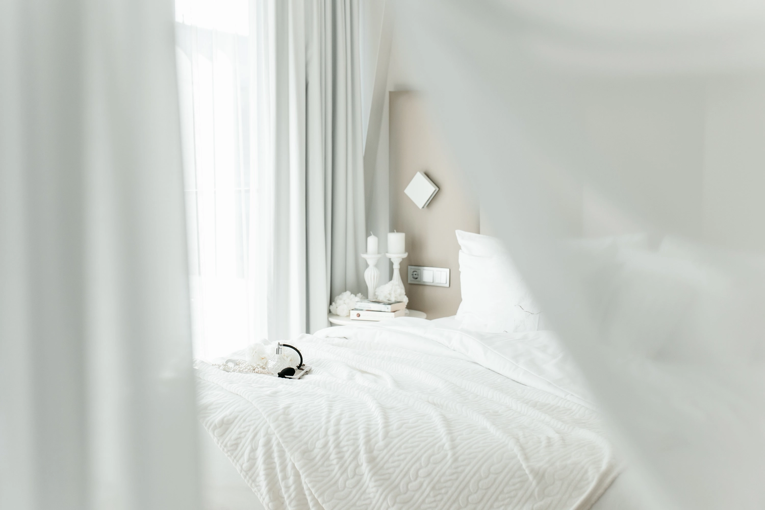 attraktive junge Fotografin, die im professionellen Fotostudio arbeitet