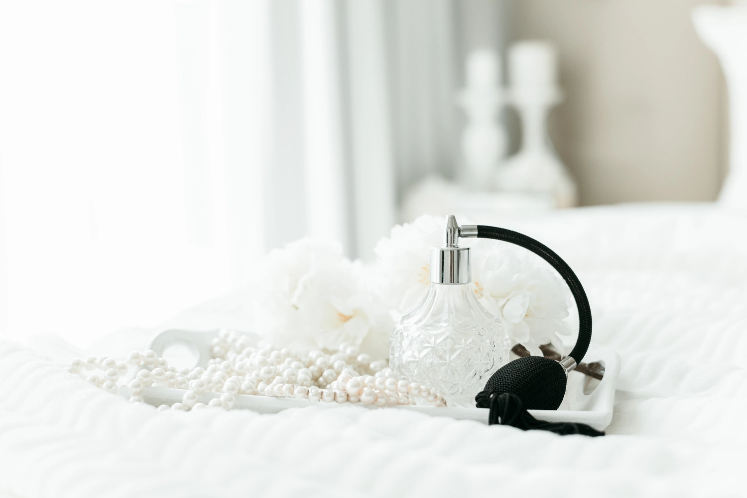 attraktive junge Fotografin, die im professionellen Fotostudio arbeitet