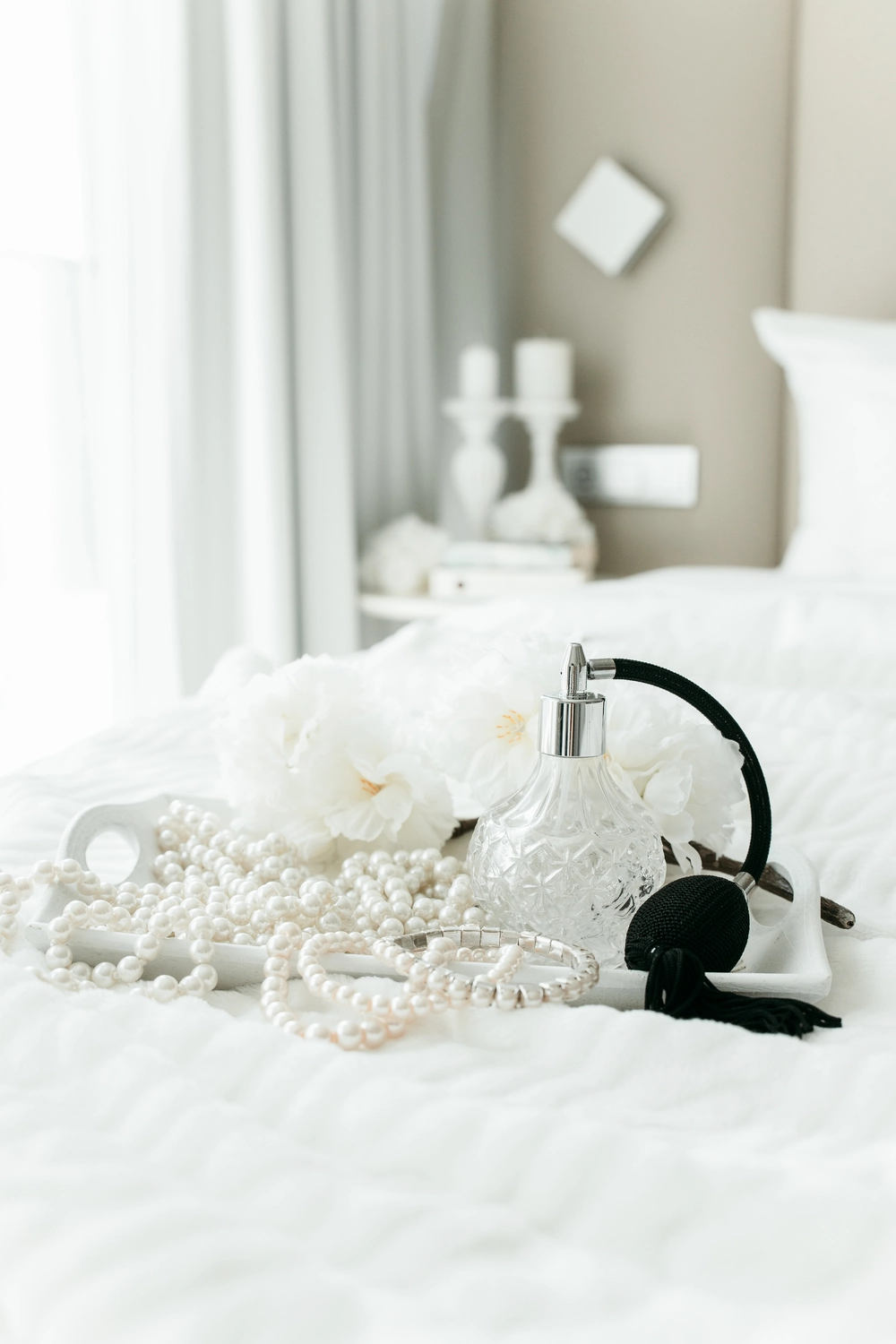 attraktive junge Fotografin, die im professionellen Fotostudio arbeitet