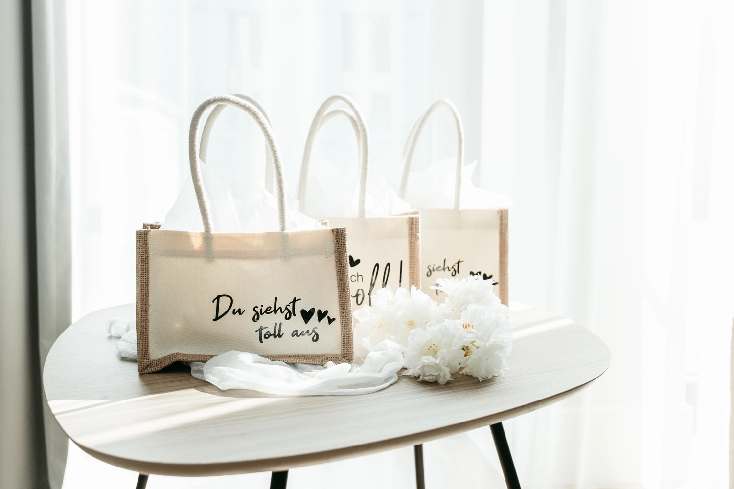 attraktive junge Fotografin, die im professionellen Fotostudio arbeitet