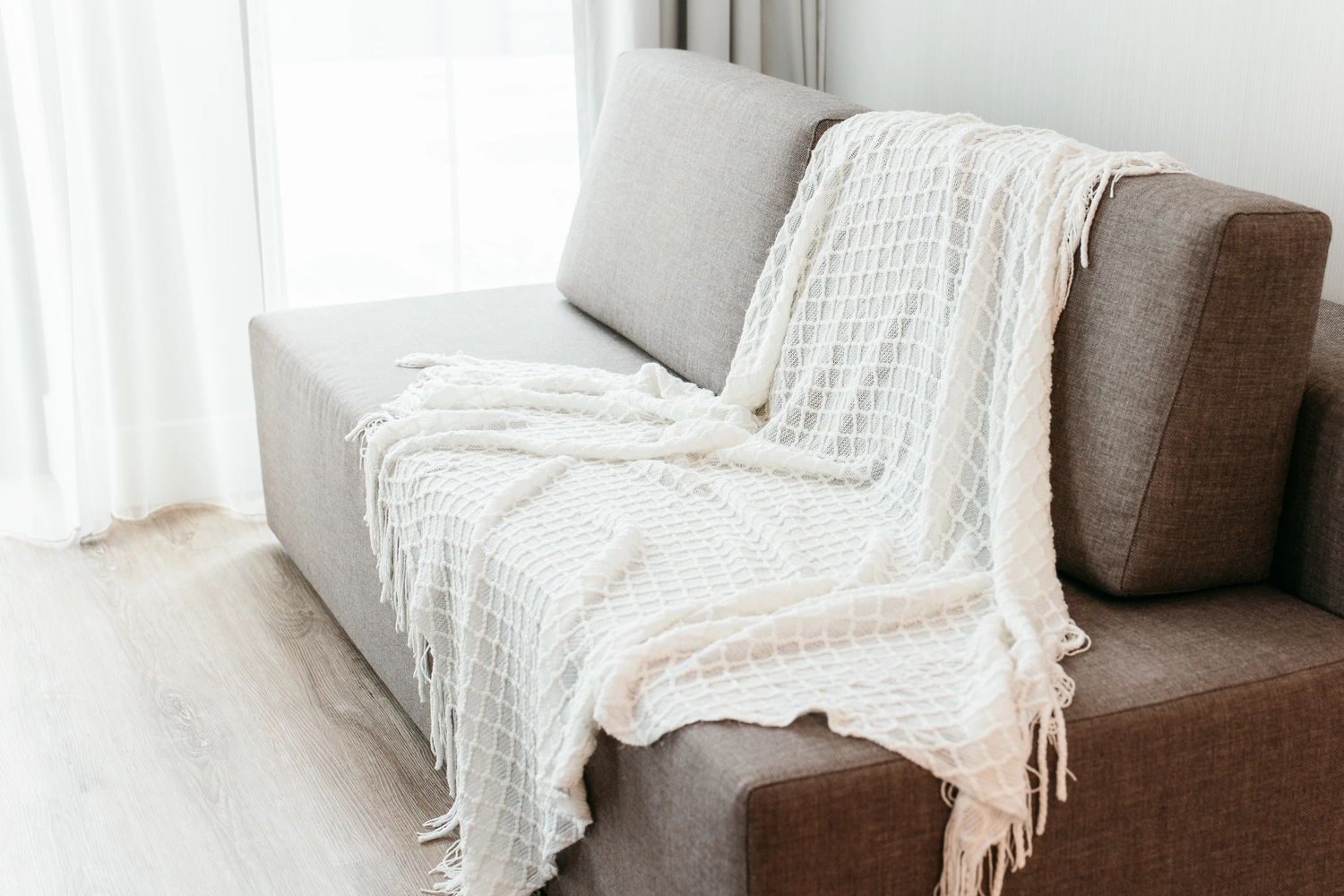 attraktive junge Fotografin, die im professionellen Fotostudio arbeitet