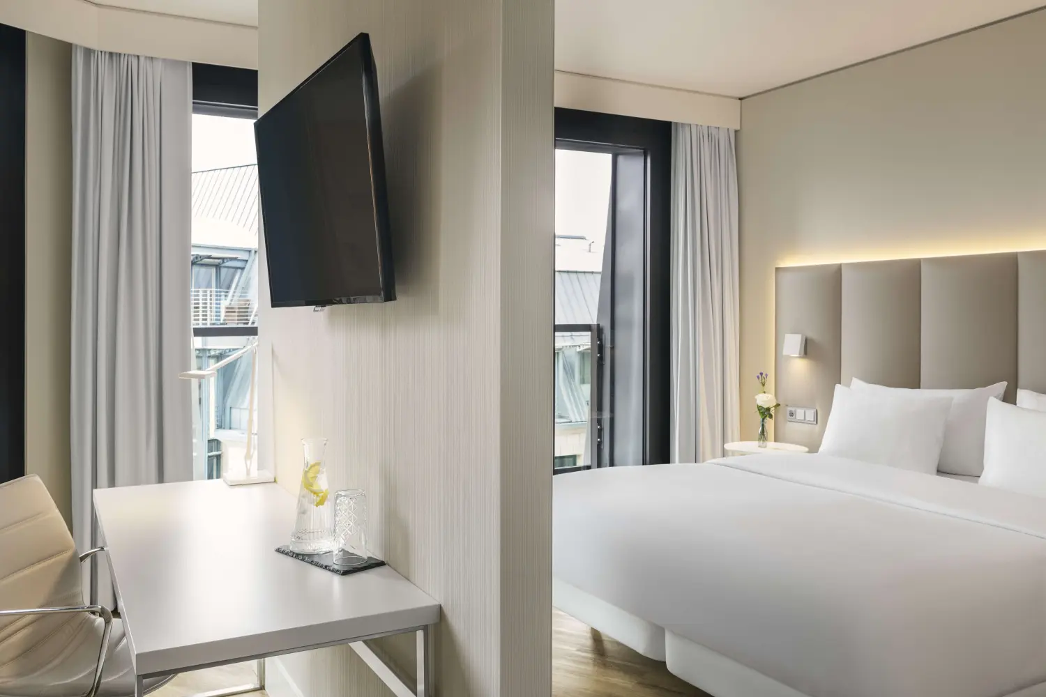 Lächelndes Lifestyle-Porträt einer hübschen jungen Frau im Freien, die sich im Herbst in der Sonnenstadt Europa amüsiert