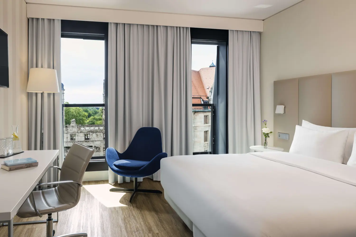 attraktive junge Fotografin, die im professionellen Fotostudio arbeitet